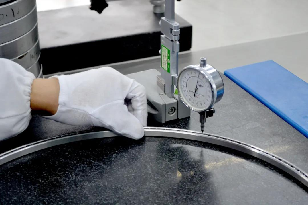 洛陽彙工研(yan)制出大型不鏽(xiù)鋼薄壁軸承