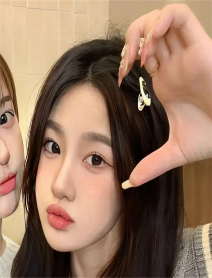 解构的《黑色房间》悬念设置：叙事技巧与观众心理